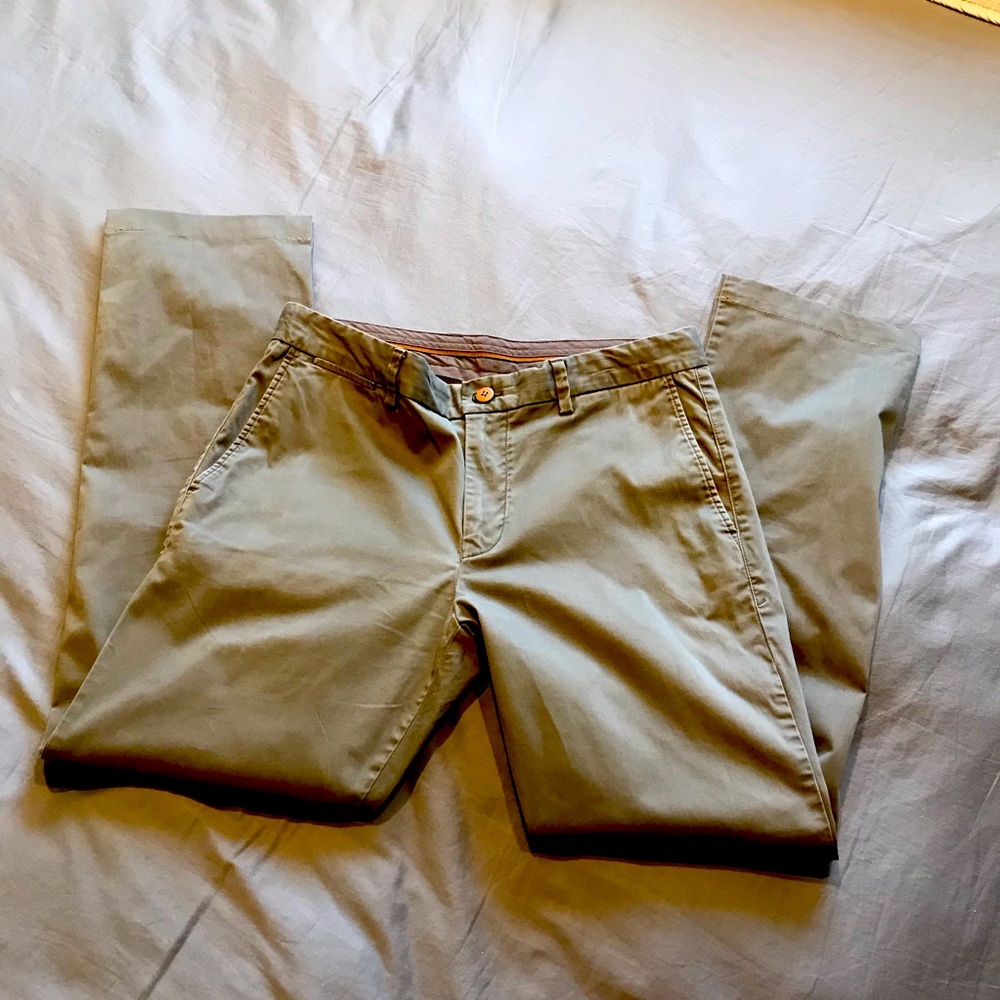 Men’s Tommy Bahama flat-front pants. Size 32x34. Brown.